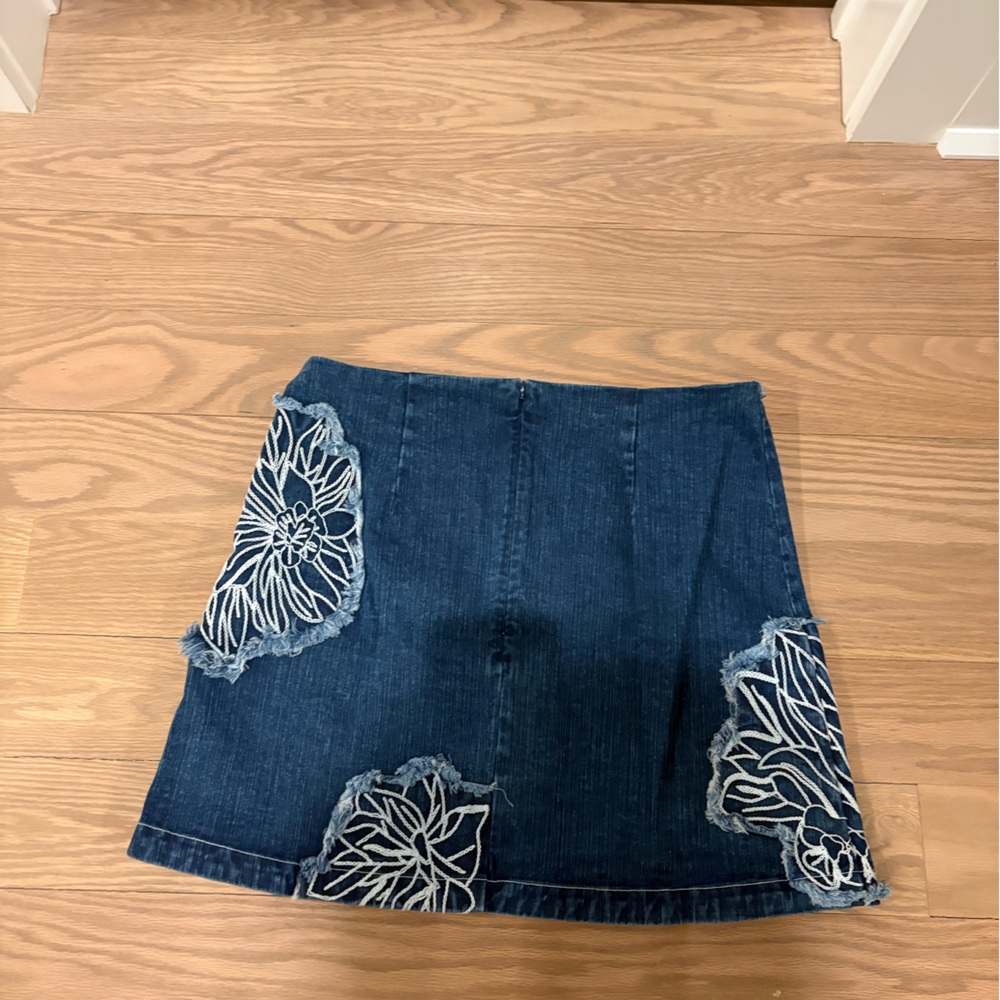 ❌SOLD OUT ❌Maeve Denim Mini Skirt with White Floral Appliqué size medium - Picture 4 of 9